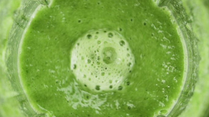 混合在搅拌机里的绿色冰沙