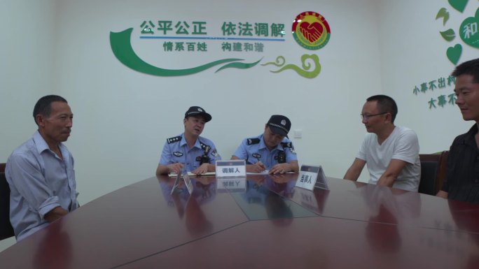 社区民警与群众沟通