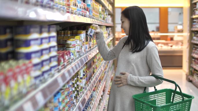 孕妇在超市购物购物家庭生活购物篮