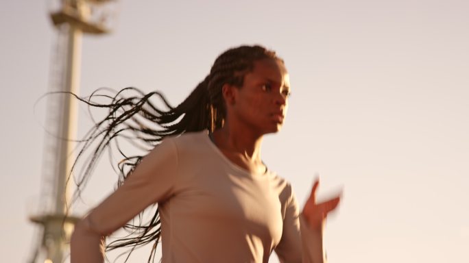 女运动员在体育场里奔跑