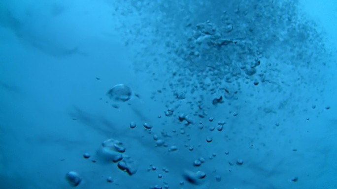 特写拍摄的美丽的水下场景与气泡。