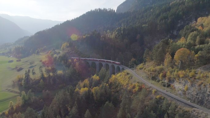 火车穿过高架隧道