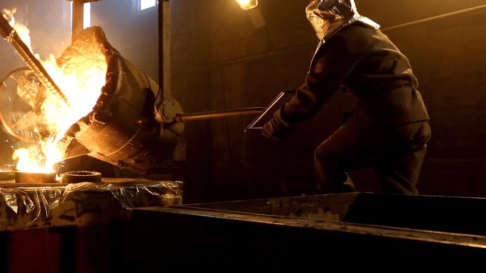 控制熔炉中金属熔化的工人。
