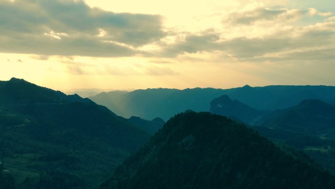 夕阳山鸟瞰景观山峦叠嶂夕阳朝阳丁达尔效应