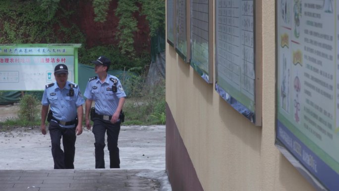 基层派出所民警社区走访巡逻执勤排查