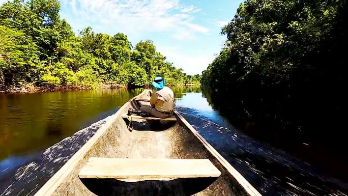 性探险家在亚马逊土著独木舟航行