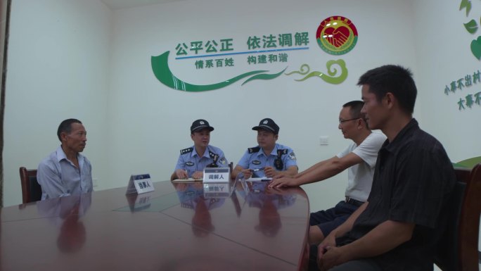 社区民警与群众沟通