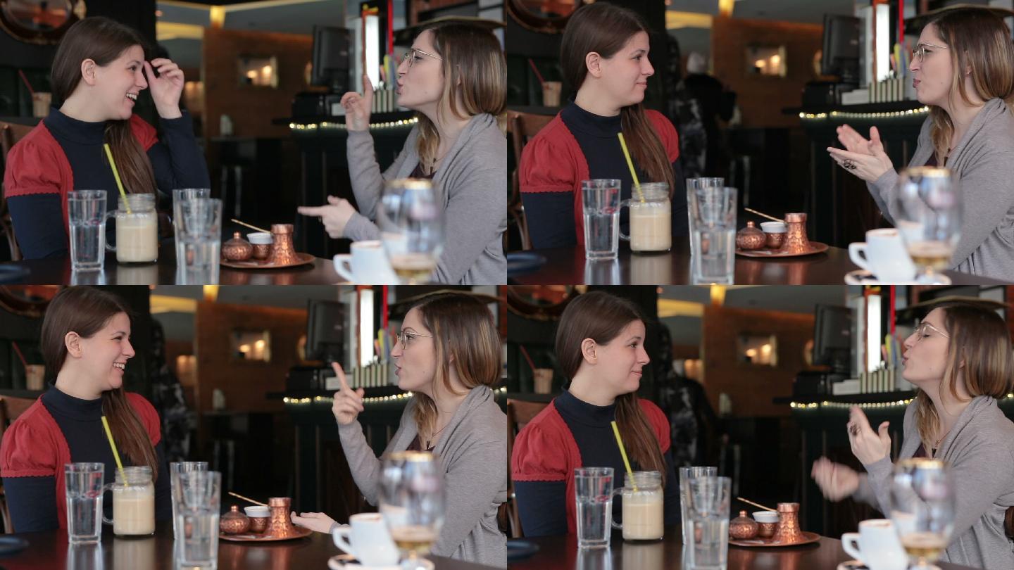 两个聋哑妇女在咖啡馆用手语交流