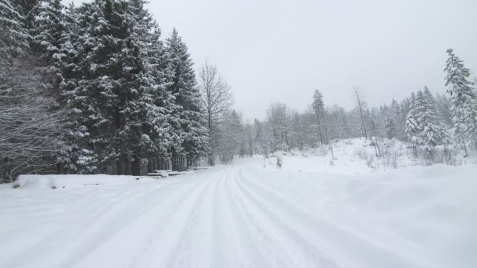 在下雪的单行道上行驶