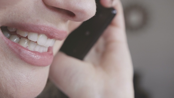 用手机说话时女性嘴唇的特写