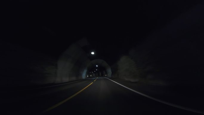 在挪威开车：在隧道里