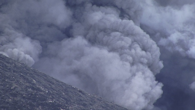 火山冒出的浓烟