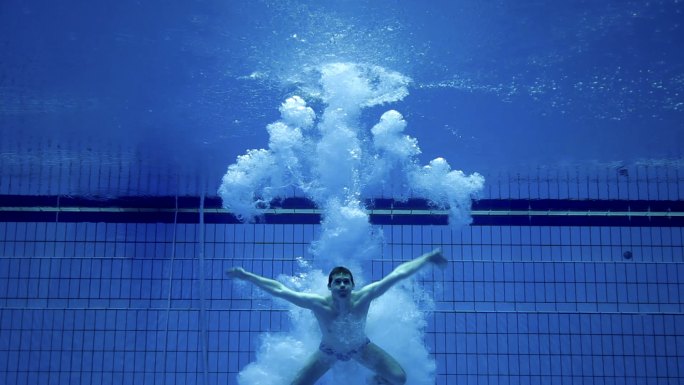 跳入水中的潜水员技术完美自由