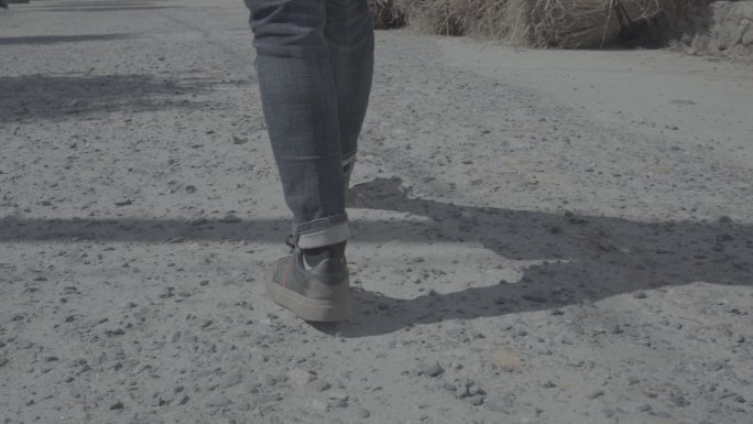 砂石路上行走的脚步