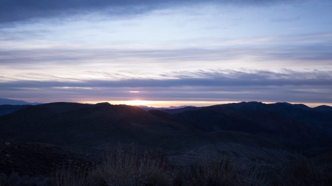 延时摄影下的日出照亮的大盆地山脉。