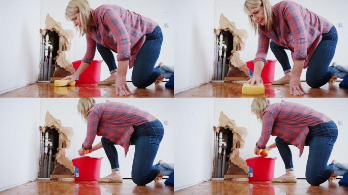 女人在家里擦干地板上的水