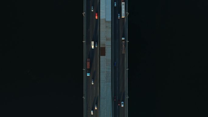空中无人机镜头下的基辅南桥顶视图