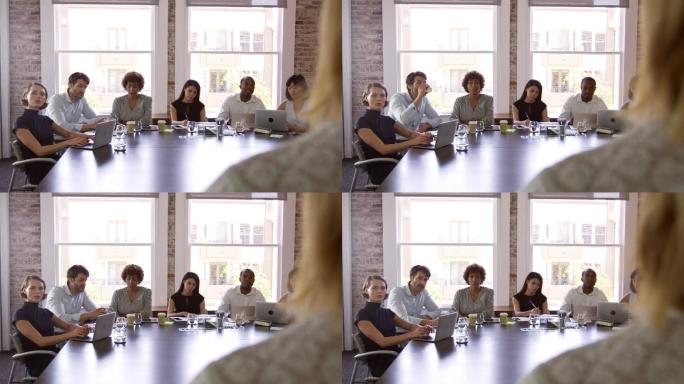 商务人士收听R3D上的会议室演示