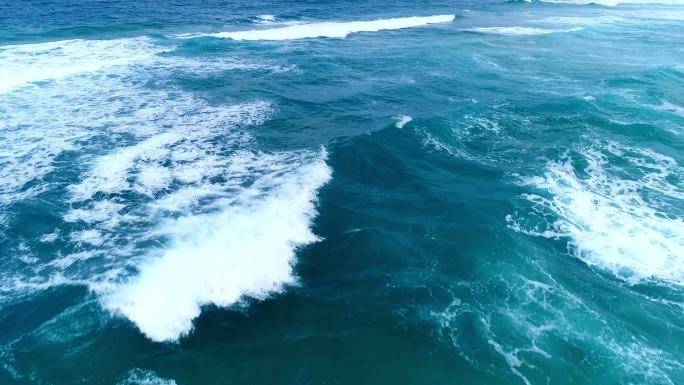 海浪飞溅的鸟瞰图大海海洋海水浪花海边风光