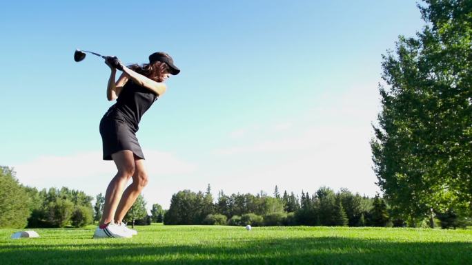 在打高尔夫的女人打球球杆草坪休闲娱乐