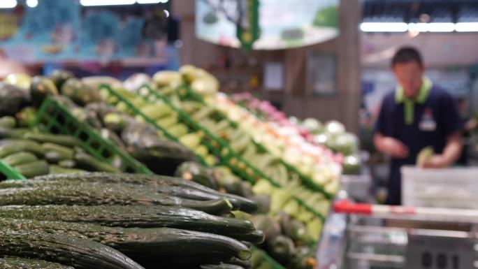 生鲜超市蔬菜展示工作人员整理货物4k视频