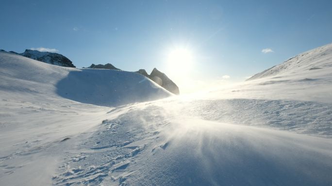 雪山上的暴风雪特写镜头