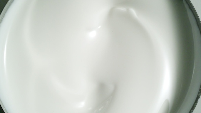 酸奶。一滴牛奶下落奶粉养殖牛奶倒进杯里牧