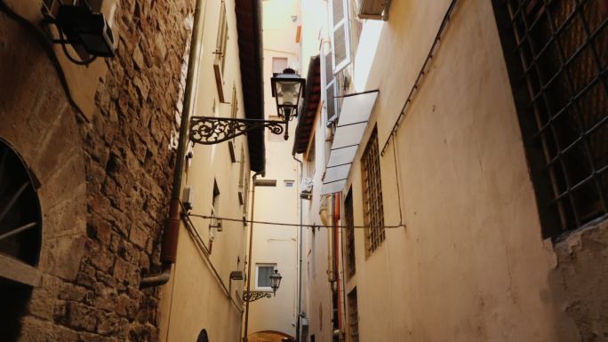 佛罗伦萨老房子的狭窄街道