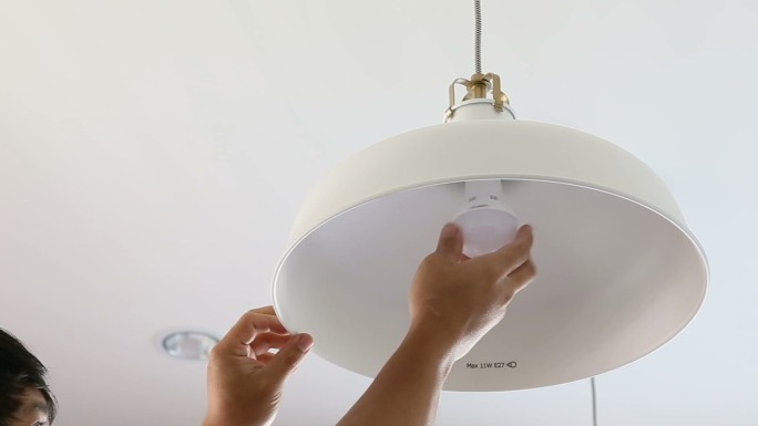 在家里更换LED灯泡