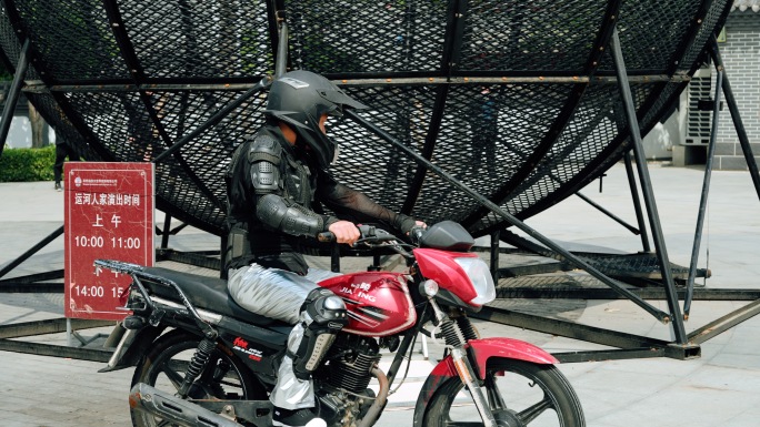 吴桥杂技大世界4辆摩托车飞檐走壁惊险