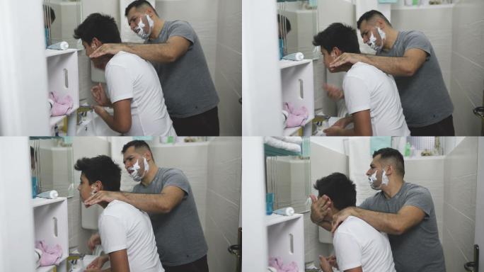 父亲正在教儿子如何刮胡子