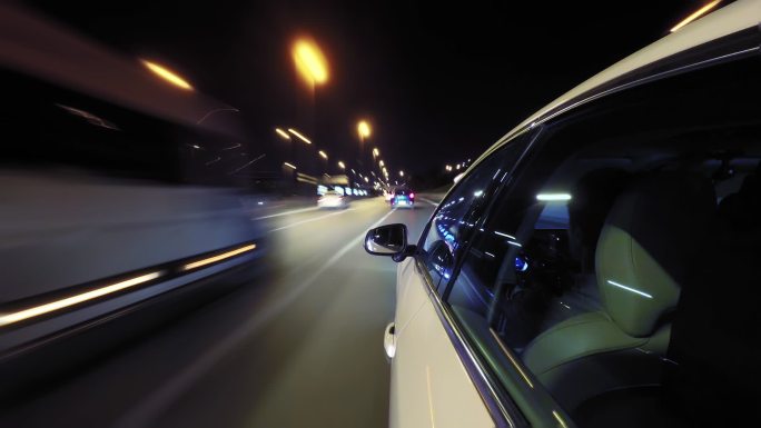 从车辆左侧拍摄的夜间驾驶延时镜头