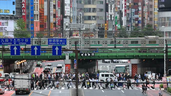 东京新宿首都十字路口上班族