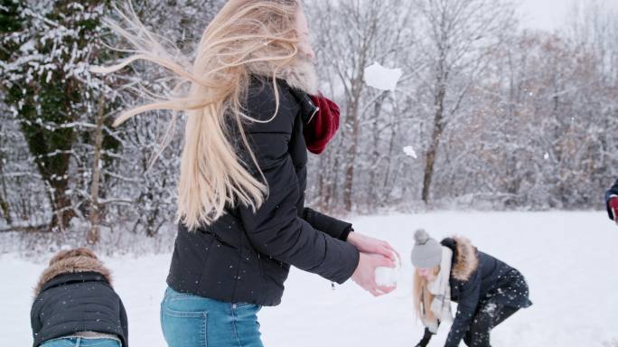 一群朋友在雪地里玩雪球