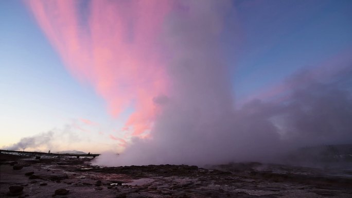 活跃地热间歇泉谷位于冰岛北部