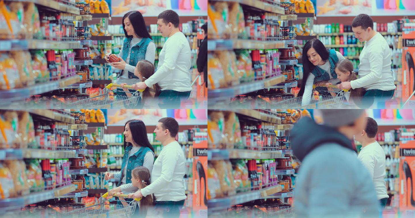 一家人在超市购买商品