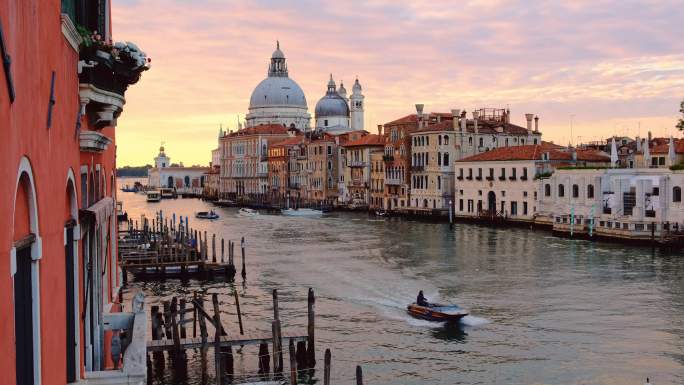 威尼斯大运河。威尼斯圣玛丽亚礼炮大教堂