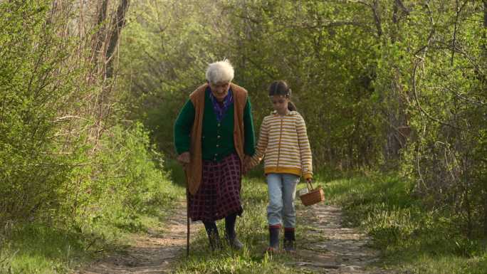 老人和孩子在路上走着。