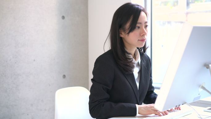 年轻的女商人企业精英居家办公电商客服