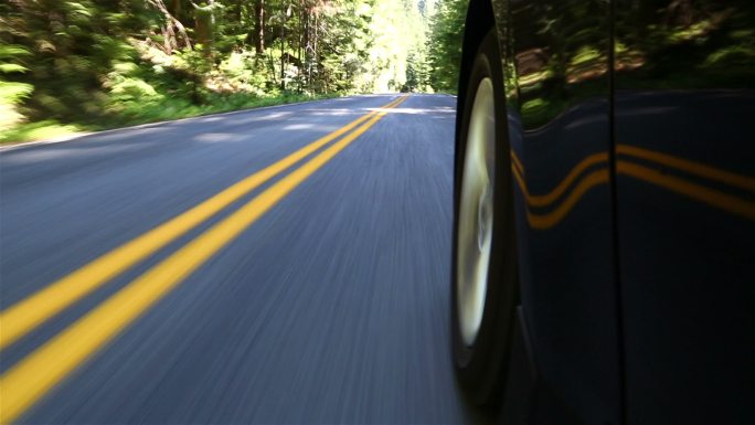 在山路上驾驶汽车的低角度镜头。
