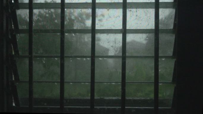 雨点落在窗口超慢动作