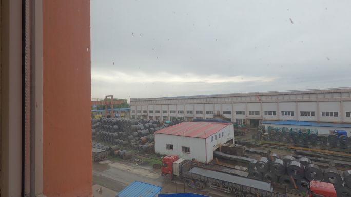 窗外的钢板厂（雨天）