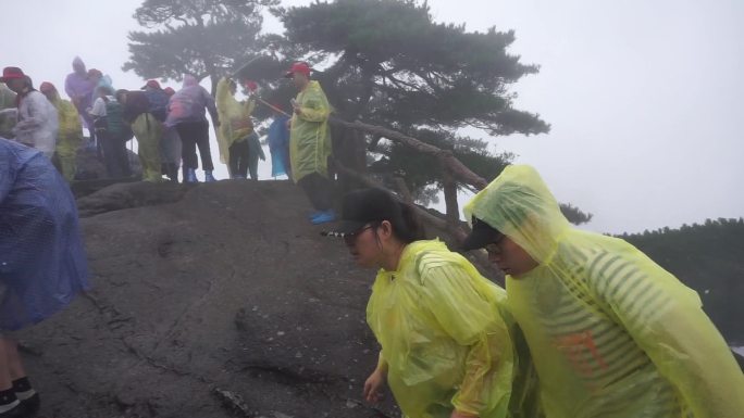 游客冒雨登黄山（素材）