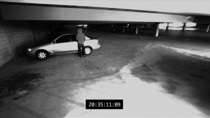 停车场盗窃监控摄像拍摄偷东西