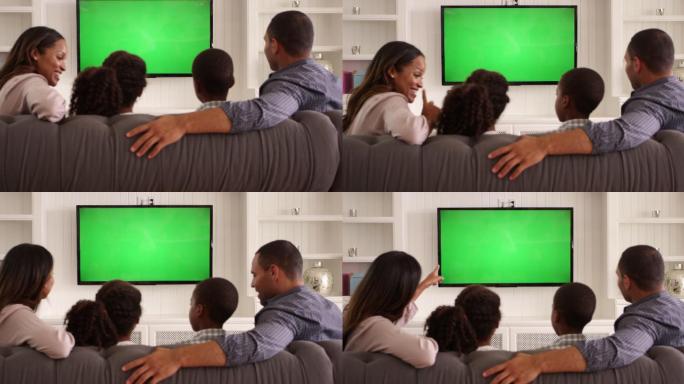 家庭一起观看电视一家人非洲黑人路幕抠像