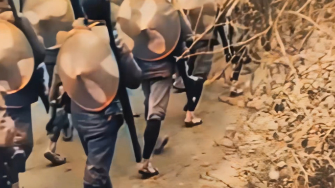 1938年，抗日游击队穿草鞋行