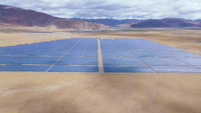 4k航拍大型太阳能发电站新能源电能