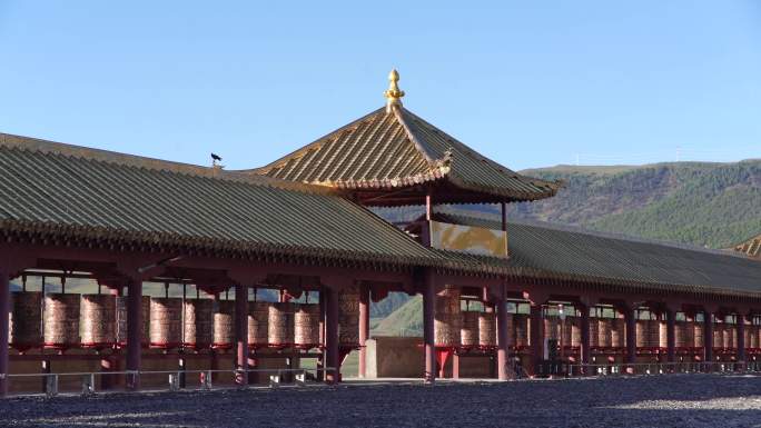 乌鸦寺庙转经筒藏文化