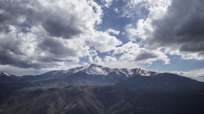 延时摄影下的美国科罗拉多州派克峰景观