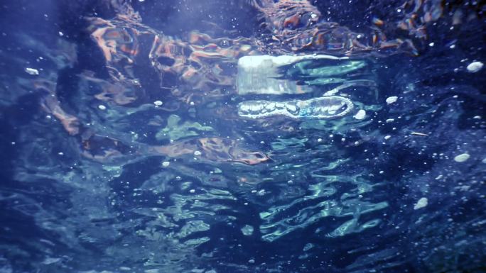 废弃塑料水瓶污染海洋